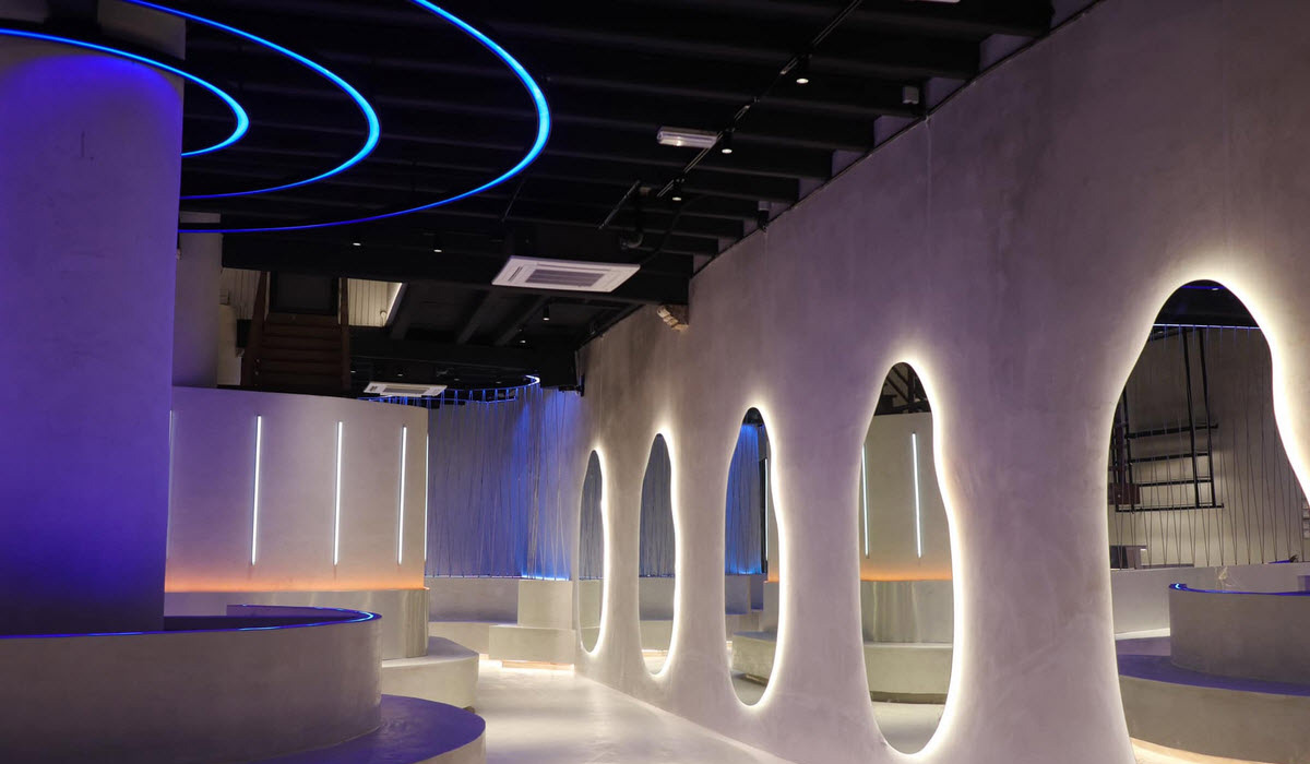 Pixel-Free LED In Retail